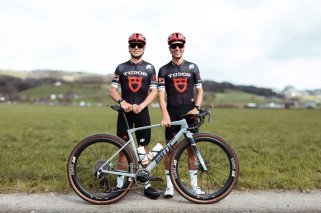 Jan Stöckli (à gauche) et Simon Pellaud, les visages du projet gravel de l'équipe Tudor